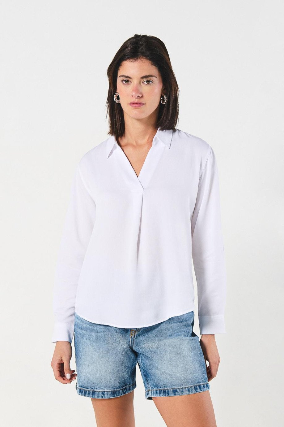 BLUSA CON PRENSE Y MANGA LARGA.