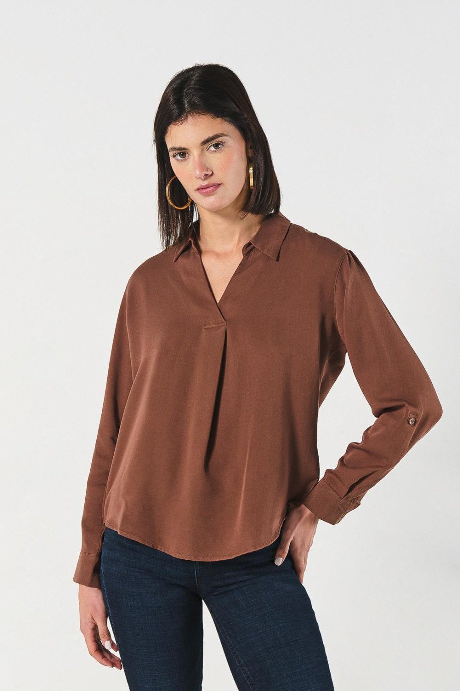 BLUSA CON PRENSE Y MANGA LARGA.