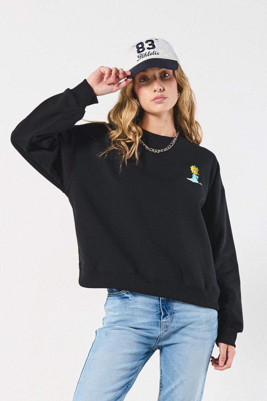 Buzo cuello con estampada en frente de Los Simpson para mujer.