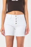 Short blanco en jean tiro medio con botones en frente