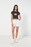 Short blanco en jean tiro medio con botones en frente