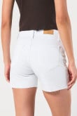 Short blanco en jean tiro medio con botones en frente