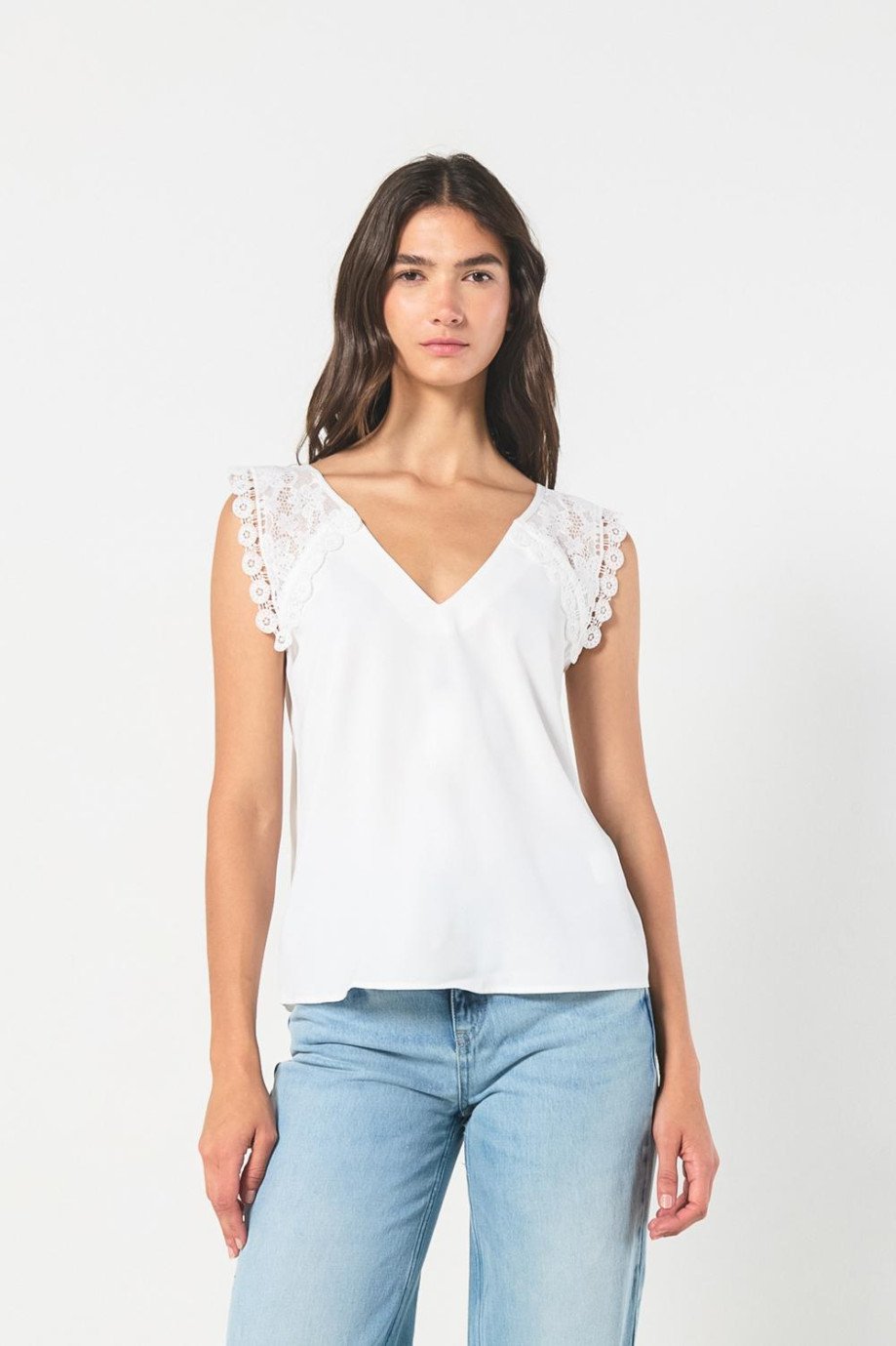 Blusa crema clara con escote en V y hombros en encaje