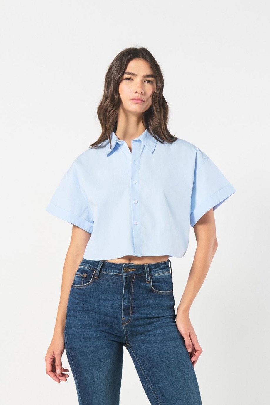 Blusa unicolor crop top en algodón con manga corta