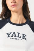 Camiseta manga corta en contraste estampada en frente de Yale.