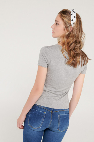 Camiseta unicolor con escote en V y mangas cortas