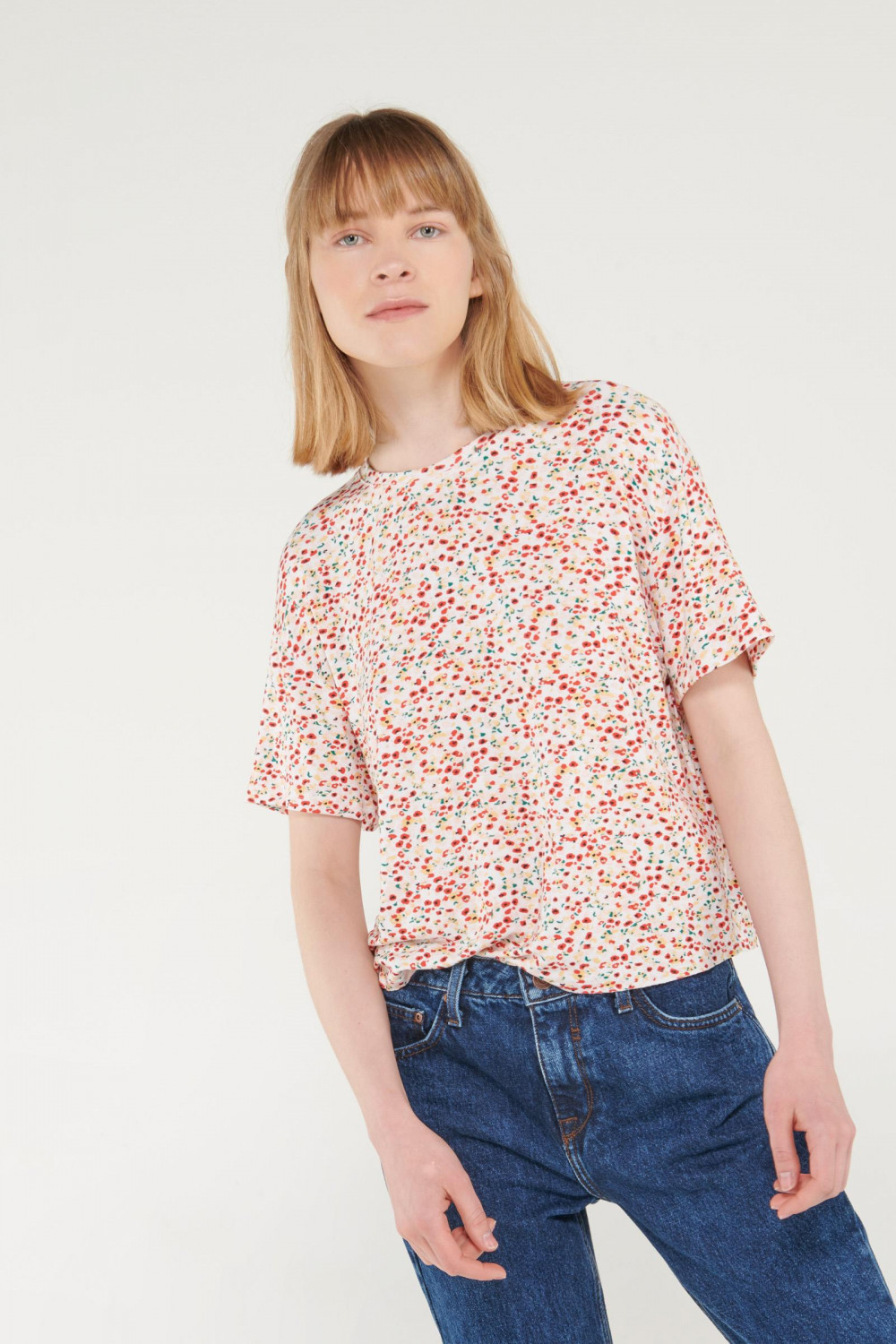 Camiseta blanca cuello redondo con estampado floral y manga corta