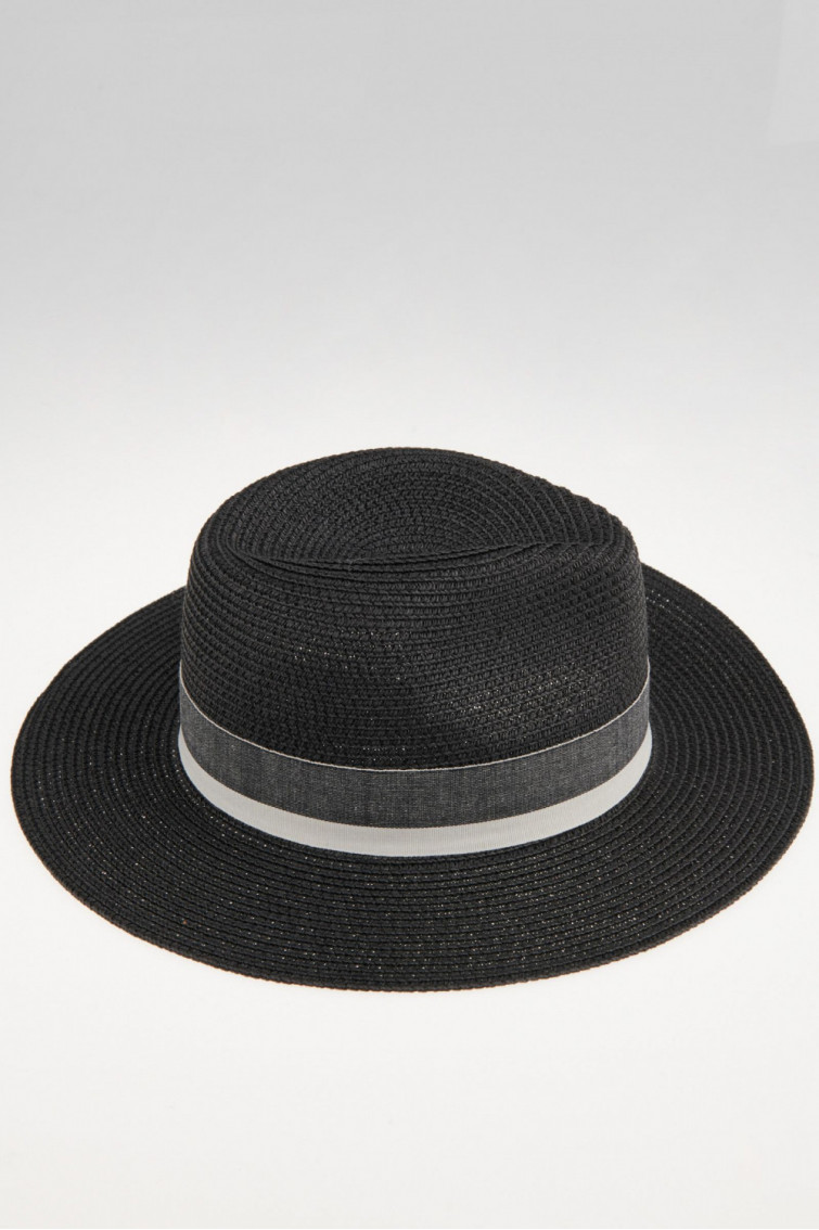 Sombrero tejido gris oscuro con cinta decorativa en contraste