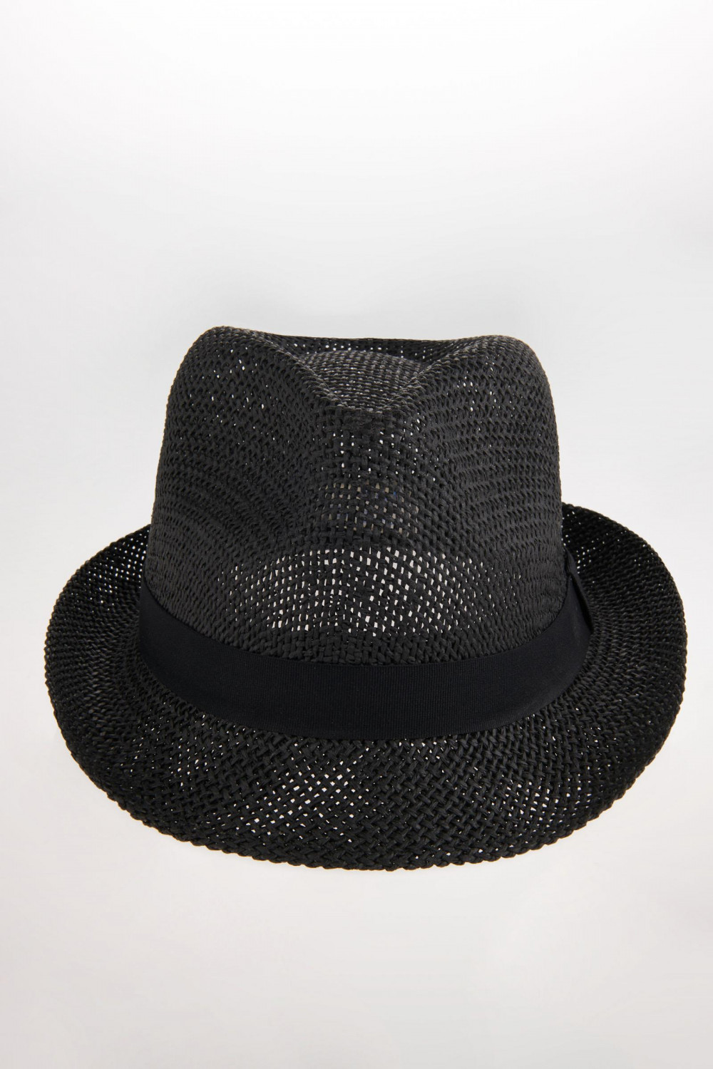 Sombrero negro tejido con cinta decorativa y ala corta