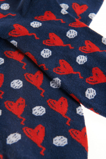 Medias cortas azules con diseños de corazones rojos