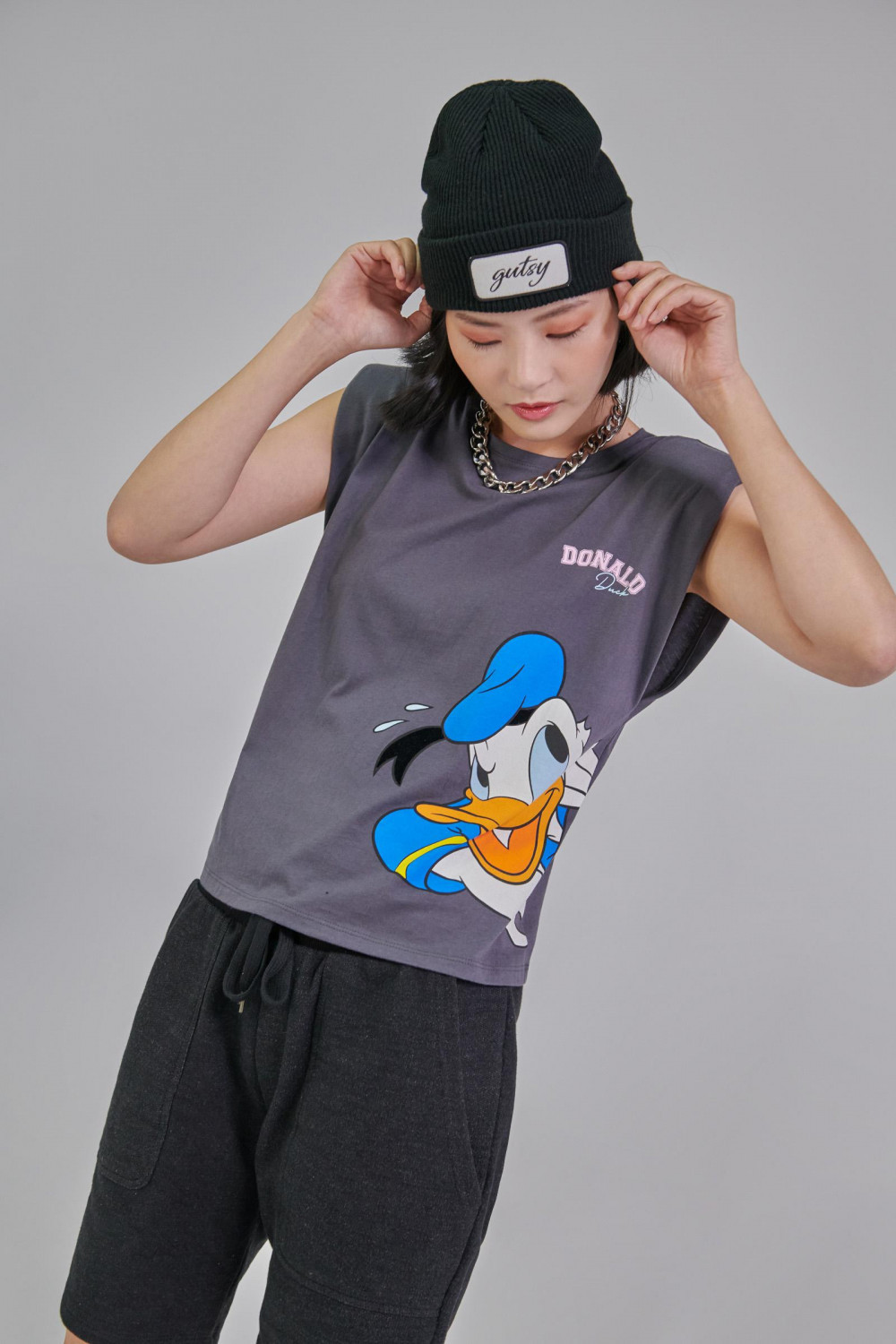 Camiseta gris con hombreras y estampado del Pato Donald