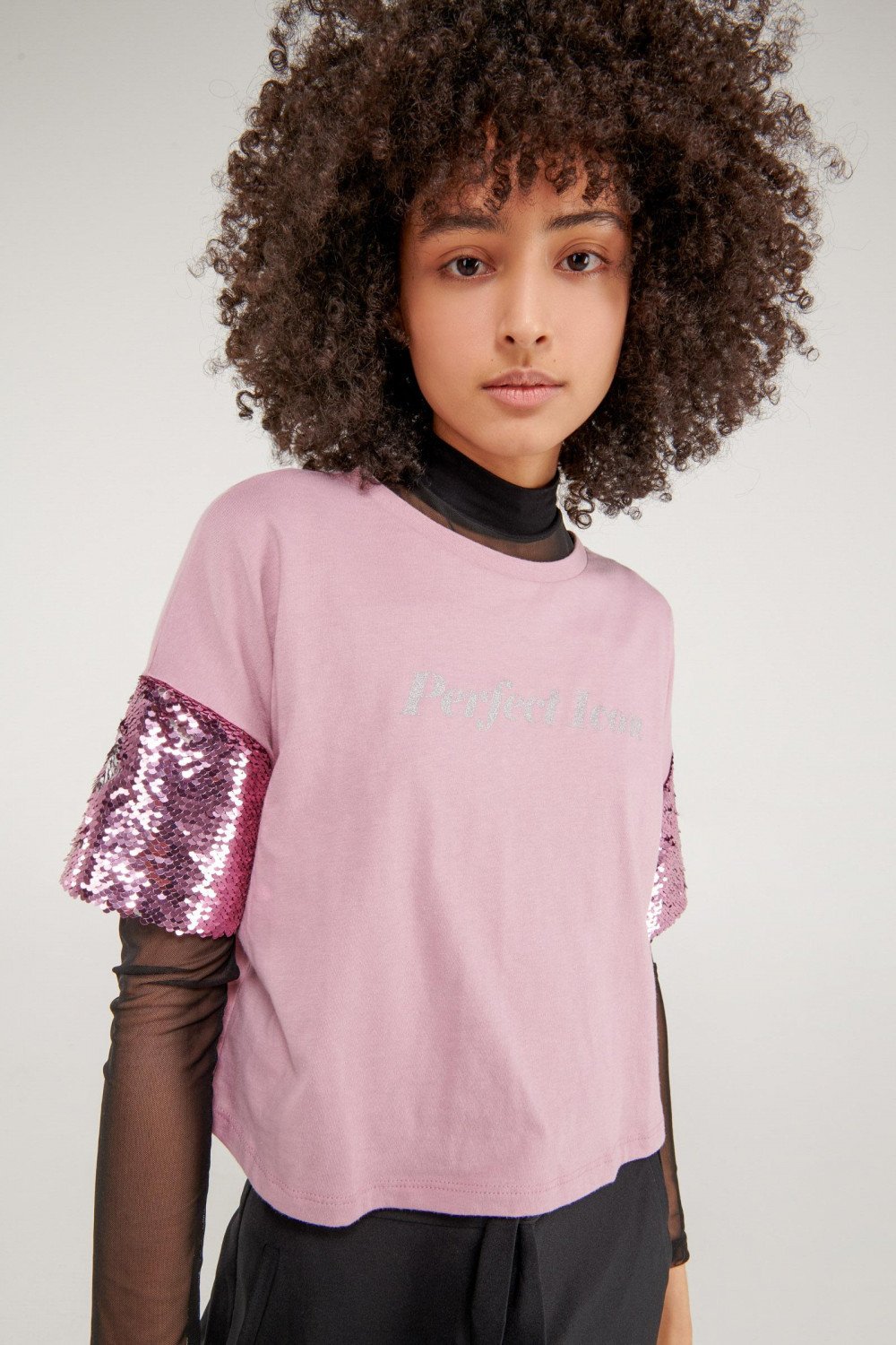 Camiseta cuello redondo lila medio con lentejuelas en las mangas