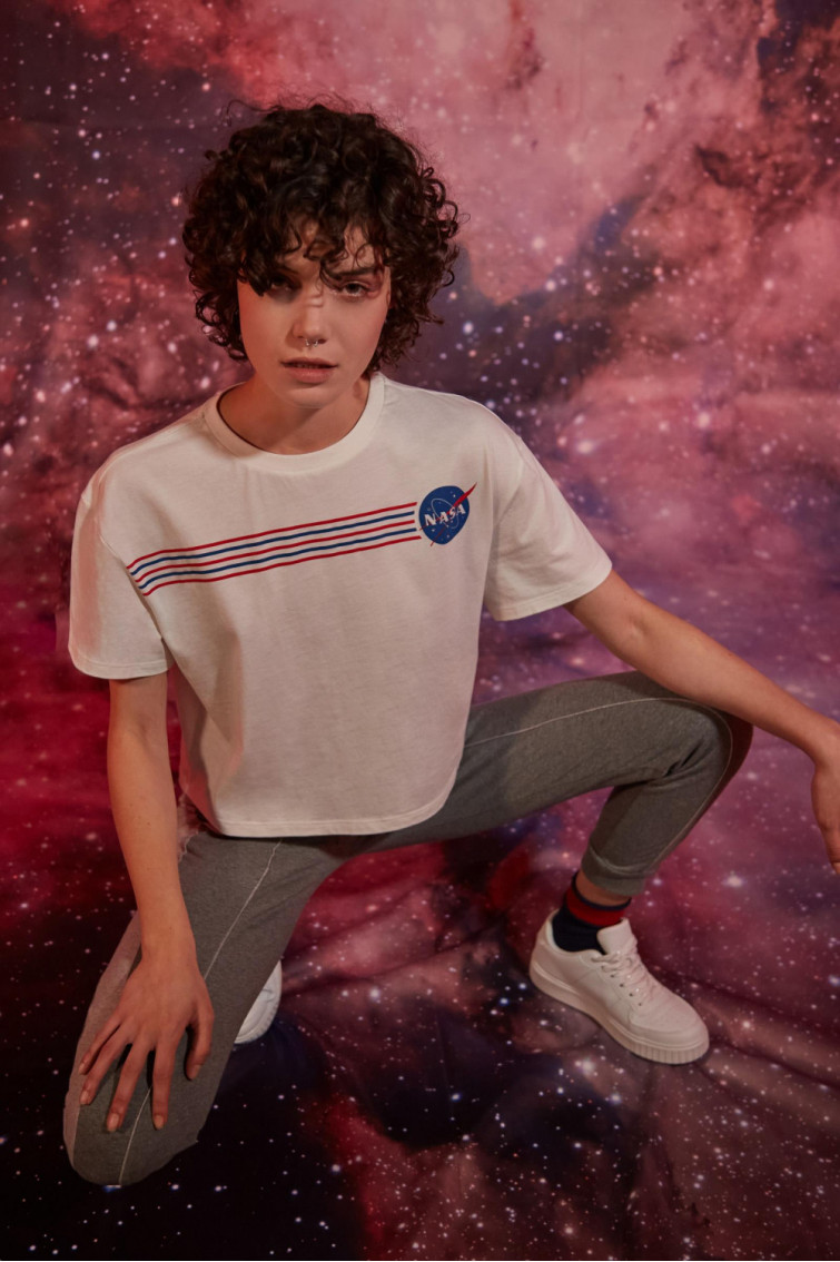 Camiseta básica, manga corta con cuello redondo, con estampado NASA