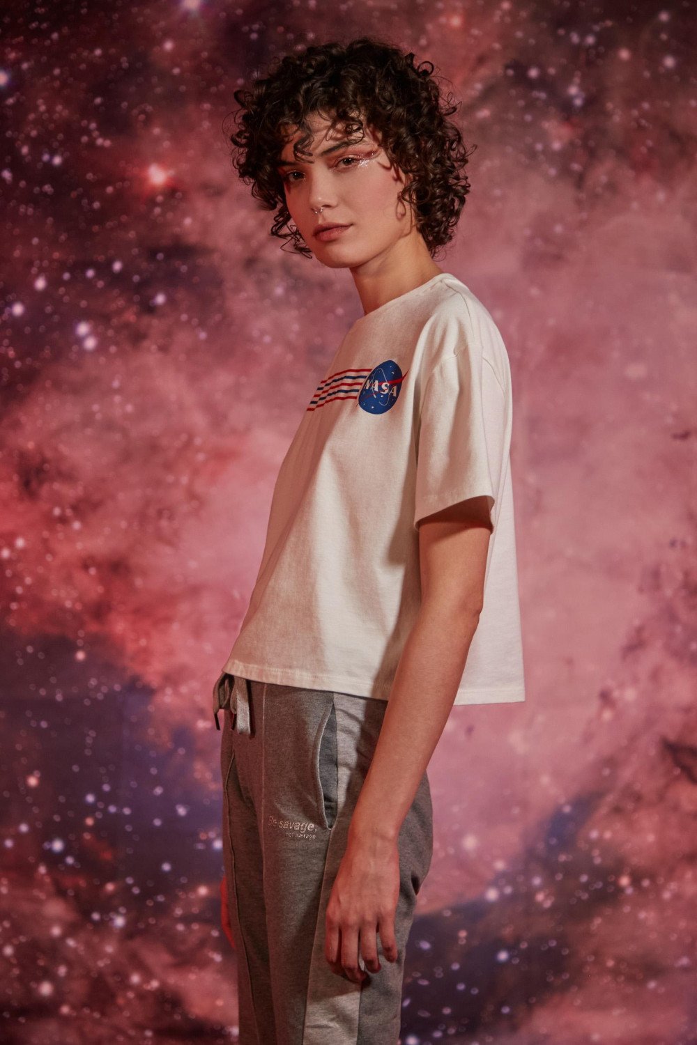 Camiseta básica, manga corta con cuello redondo, con estampado NASA