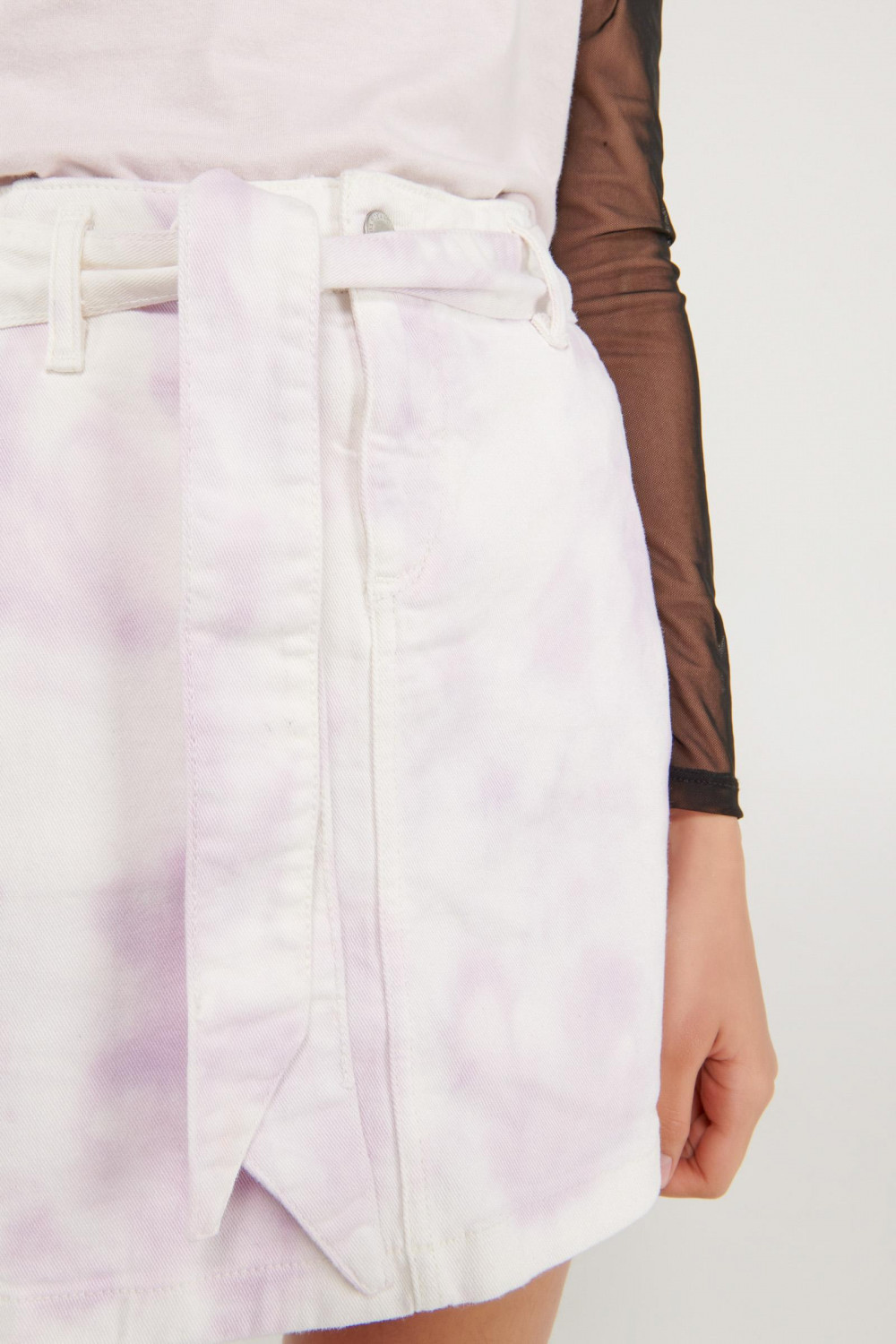 Falda en drill lila medio tie dye con cinturón en tela