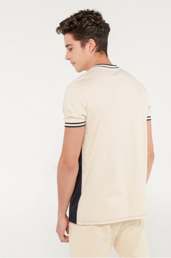 Camiseta manga corta con estampado en frente, cuello y puños con rectilíneo.
