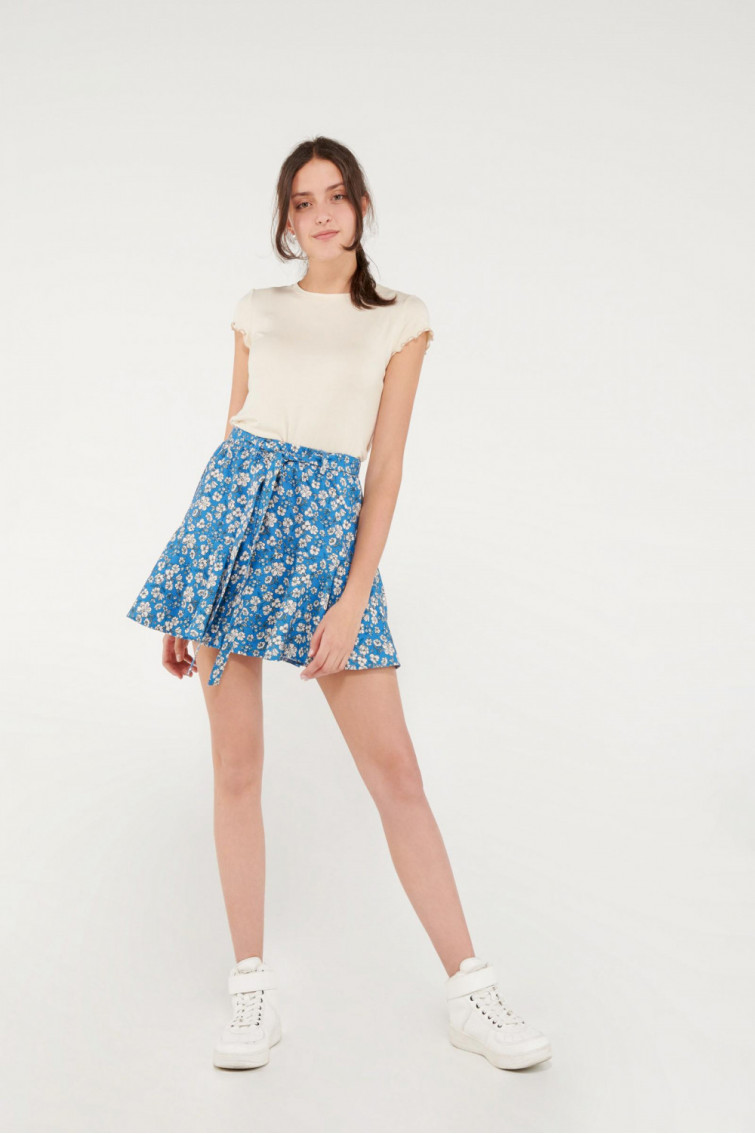 Short tipo falda azul claro con estampado floral y cinturón