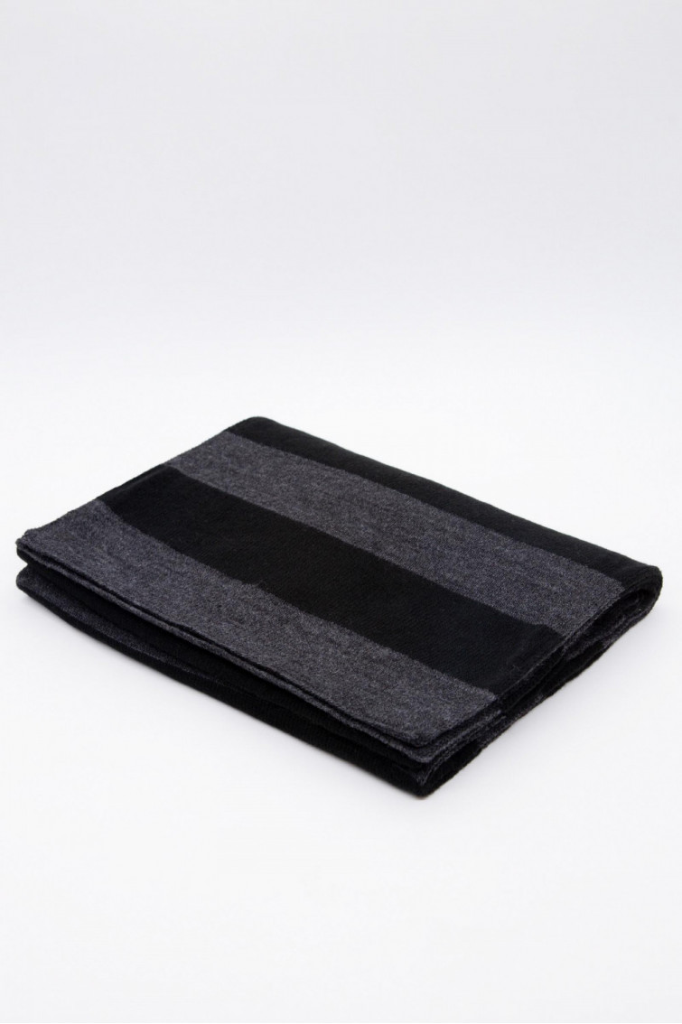Estola gris semitransparente con diseños de rayas negras