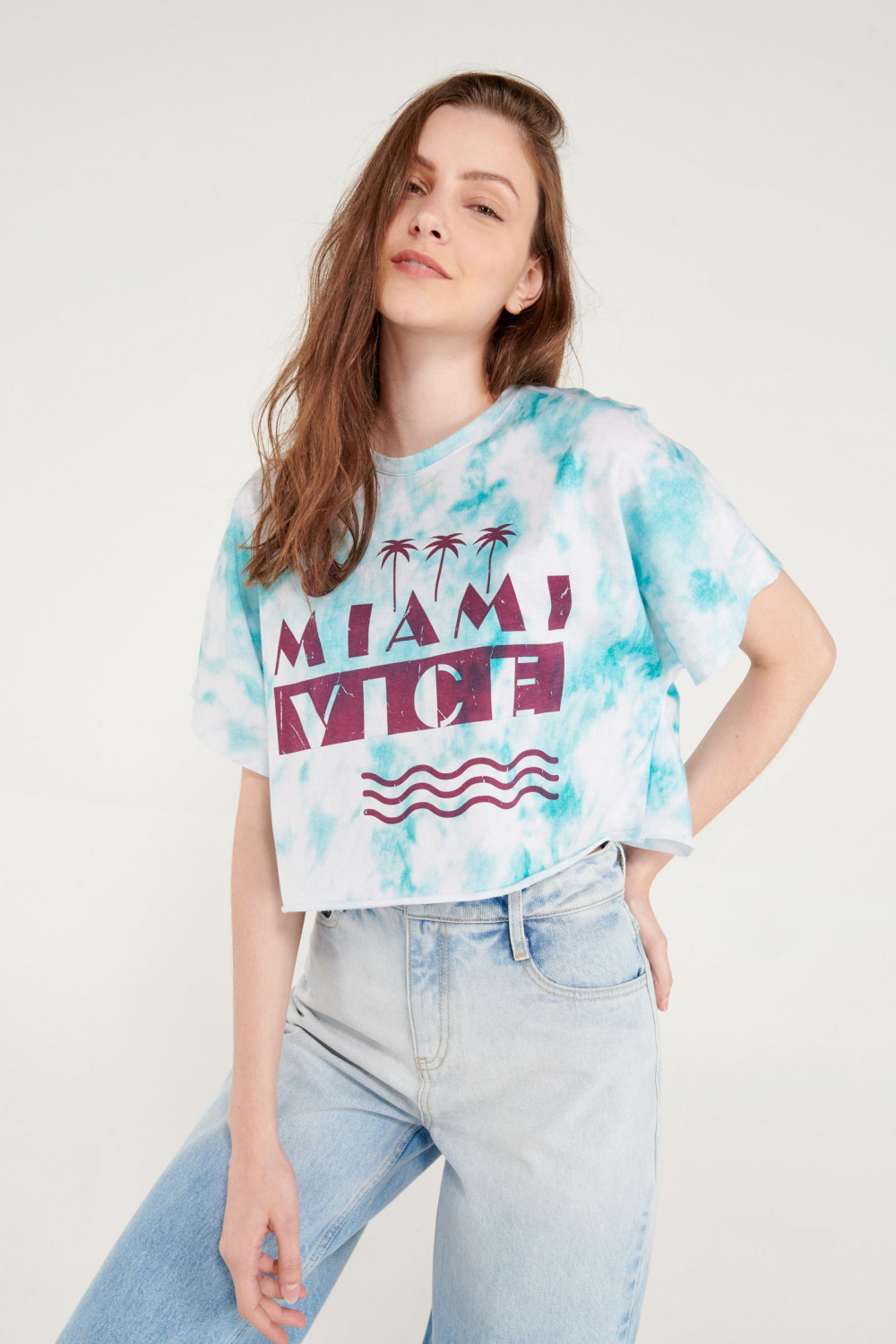 Camiseta azul claro tie dye manga corta con diseño de Miami Vice