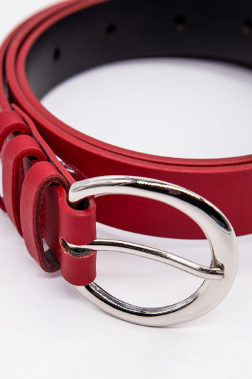 Cinturón rojo con hebilla y puntera metálicas