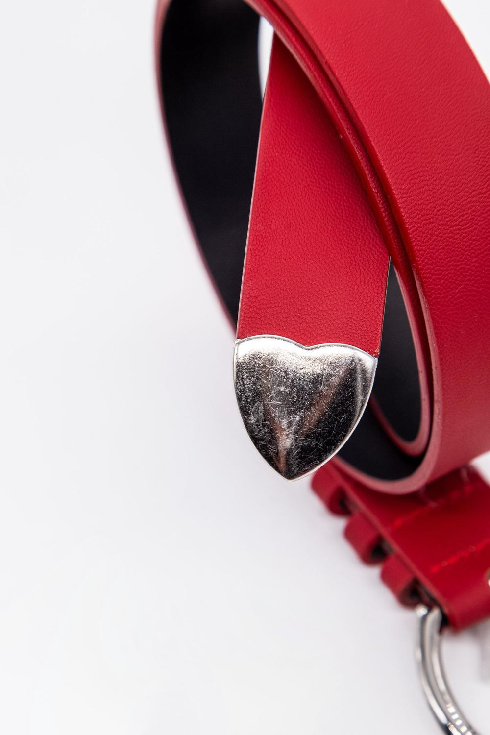 Cinturón rojo con hebilla y puntera metálicas