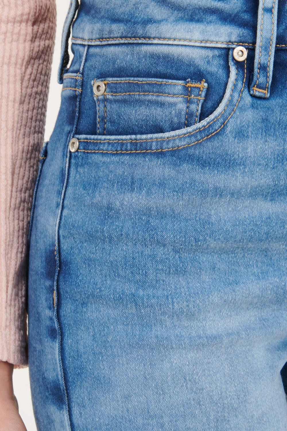 Short en jean azul medio con dobladillo en mangas