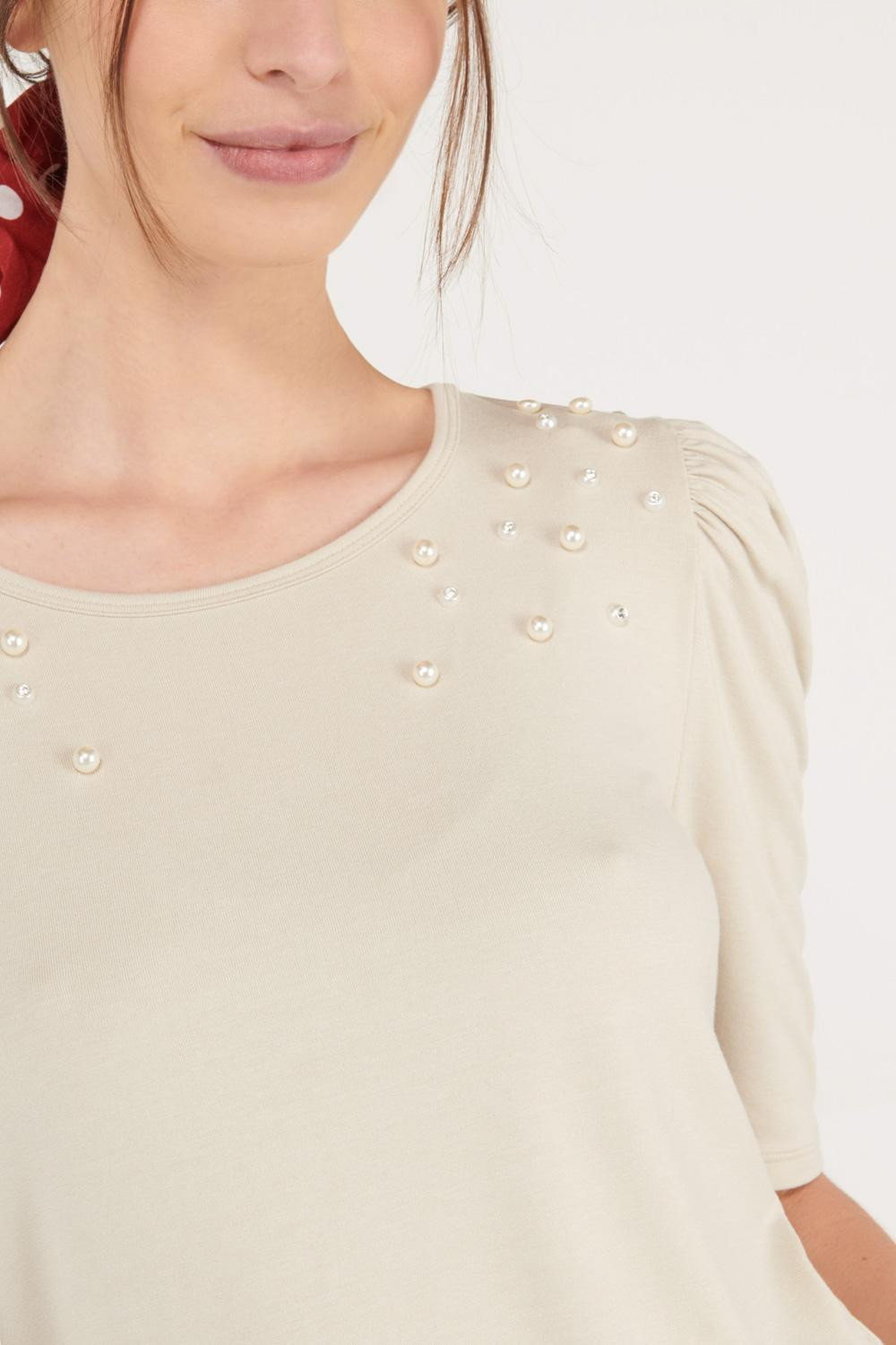 Camiseta kaky clara manga corta con decorado de perlas