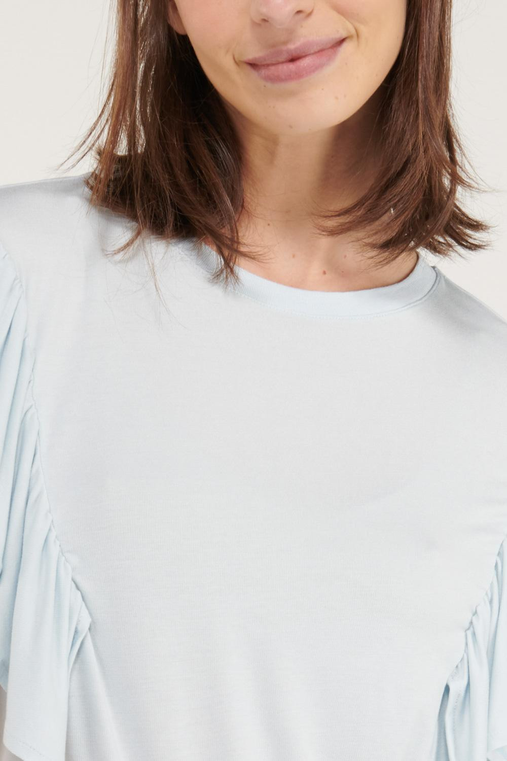 Camiseta azul clara manga corta con detalles de boleros