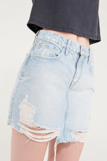 Falda en jean azul claro con rotos y detalles con deshilados