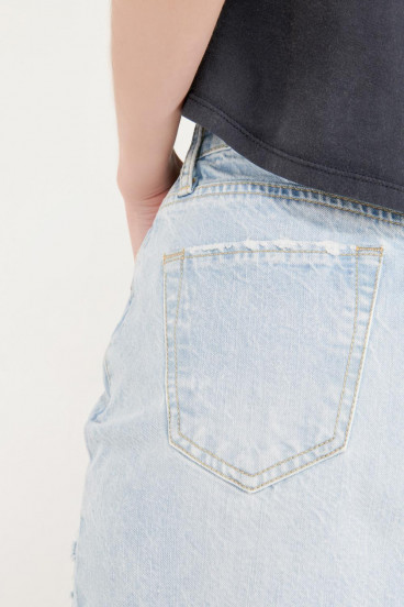 Falda en jean azul claro con rotos y detalles con deshilados