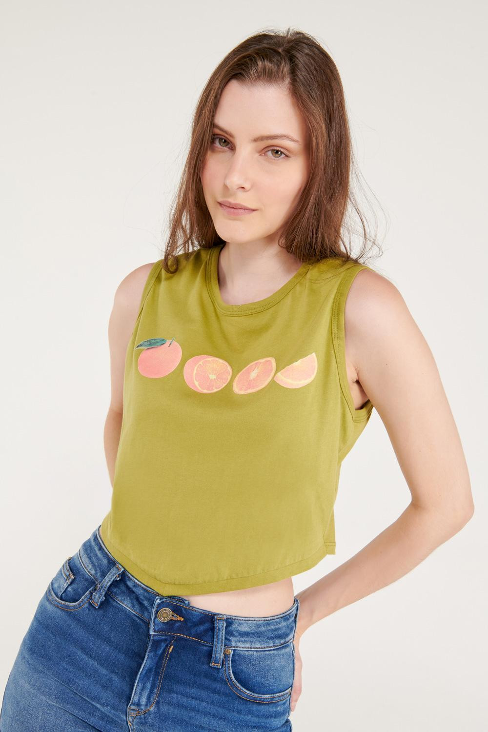 Camiseta manga sisa verde medio con estampado de frutas