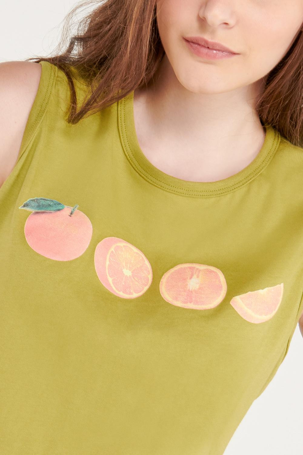 Camiseta manga sisa verde medio con estampado de frutas