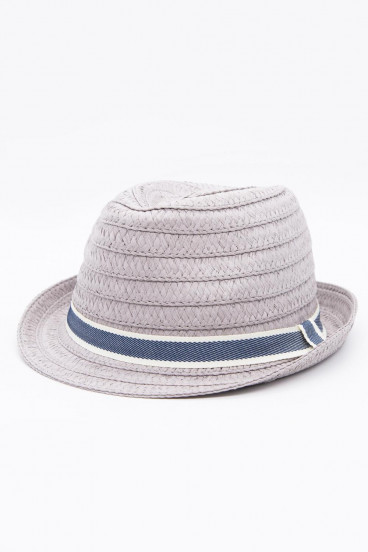Sombrero tejido gris claro con cinta azul decorativa