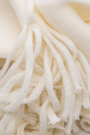 Bufanda crema clara con detalles de flecos en bordes
