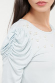 Camiseta azul clara manga corta con decorado de perlas en frente