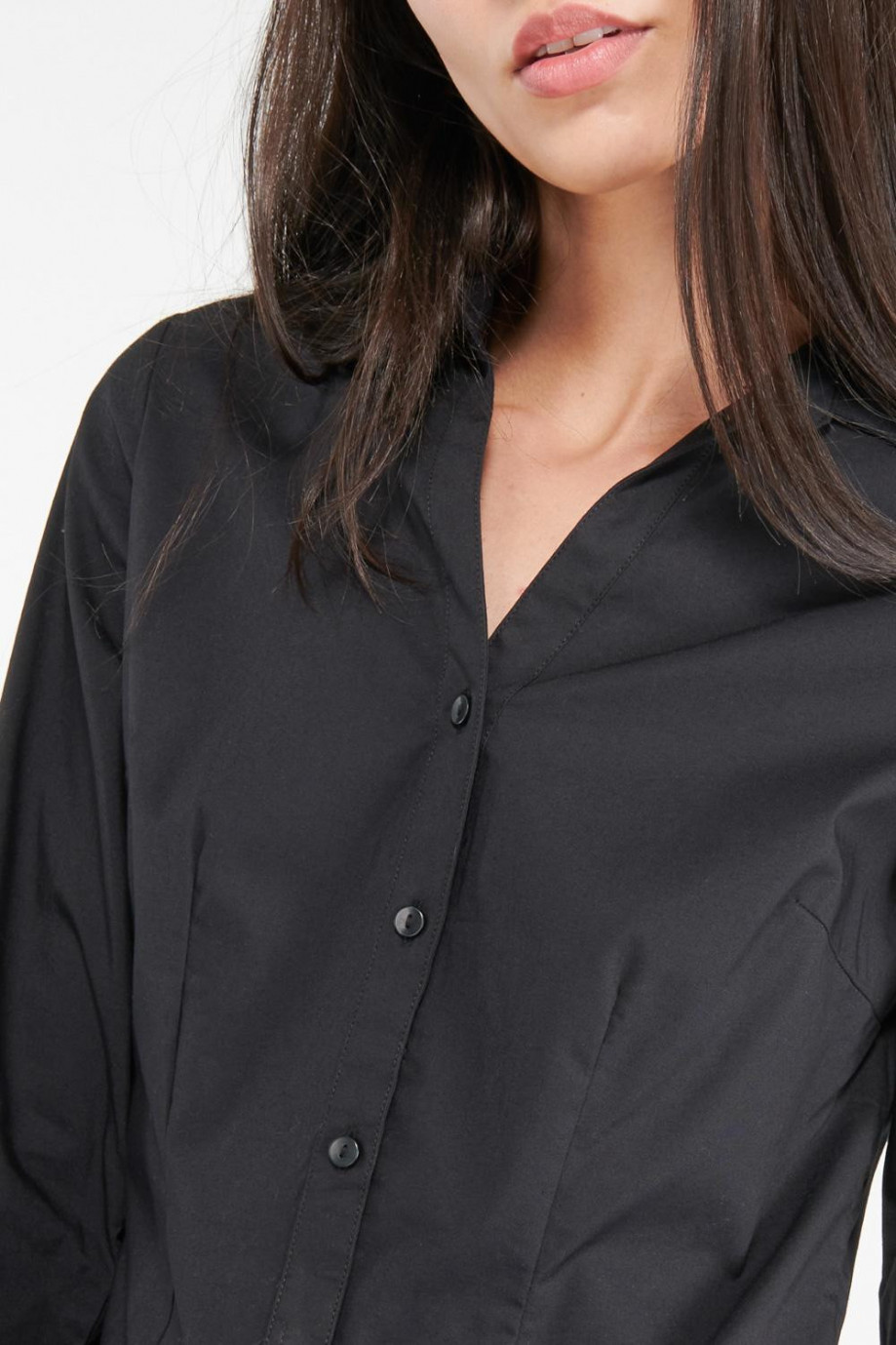 Blusa negra con cuello camisero y manga larga