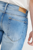 Bermuda azul medio en jean con diseños de rotos en frente