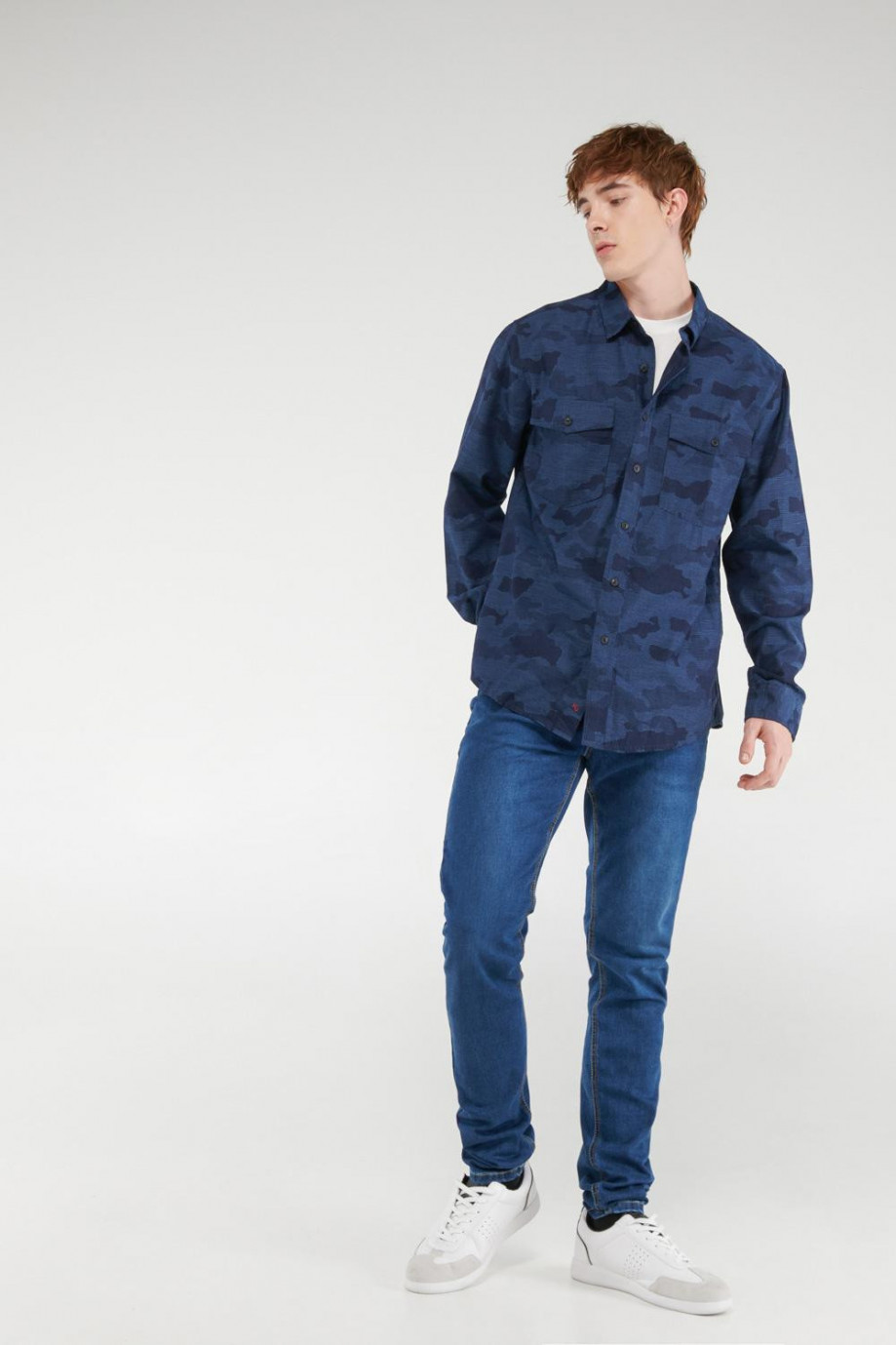 Camisa manga larga azul intenso con estampado y doble bolsillo