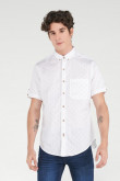 Camisa cuello button down unicolor con estampado y mangas cortas