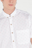 Camisa cuello button down unicolor con estampado y mangas cortas