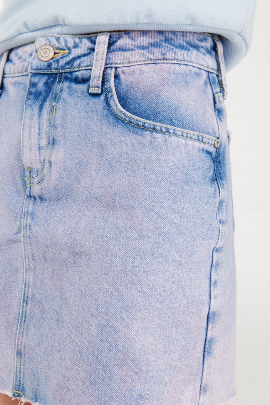 Falda tiro alto en jean azul medio teñida