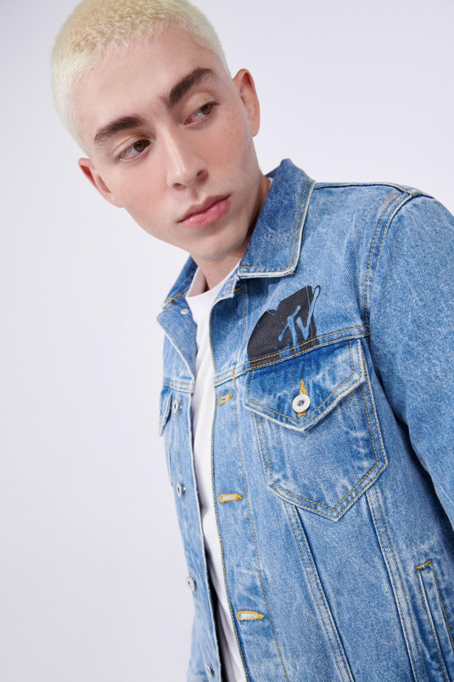 Chaqueta de jean azul clara con diseños de MTV y bolsillos de parche