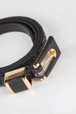 Cinturón negro con hebilla metálica bicolor