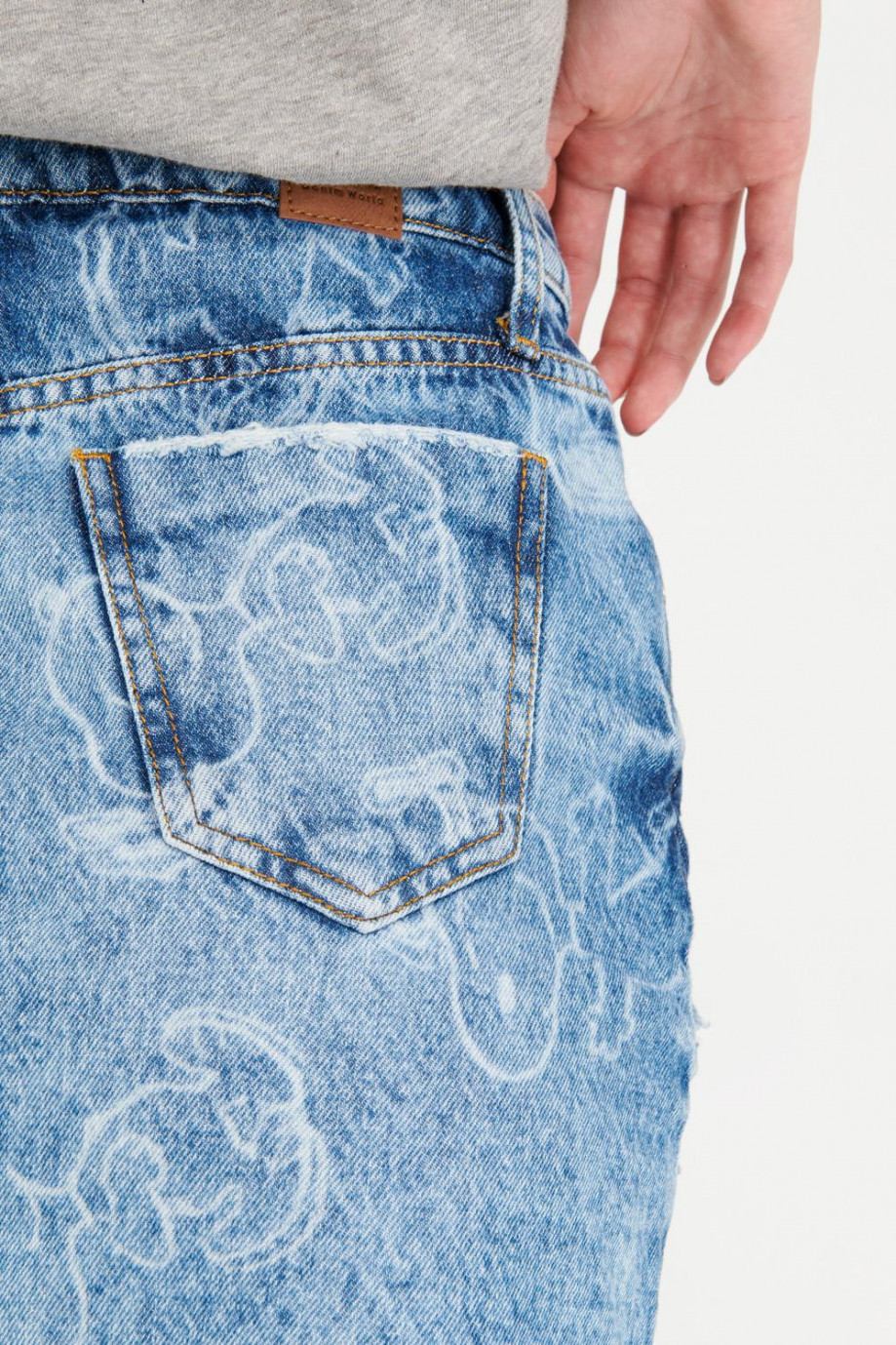 Falda en jean azul clara con diseño láser de Snoopy y rotos