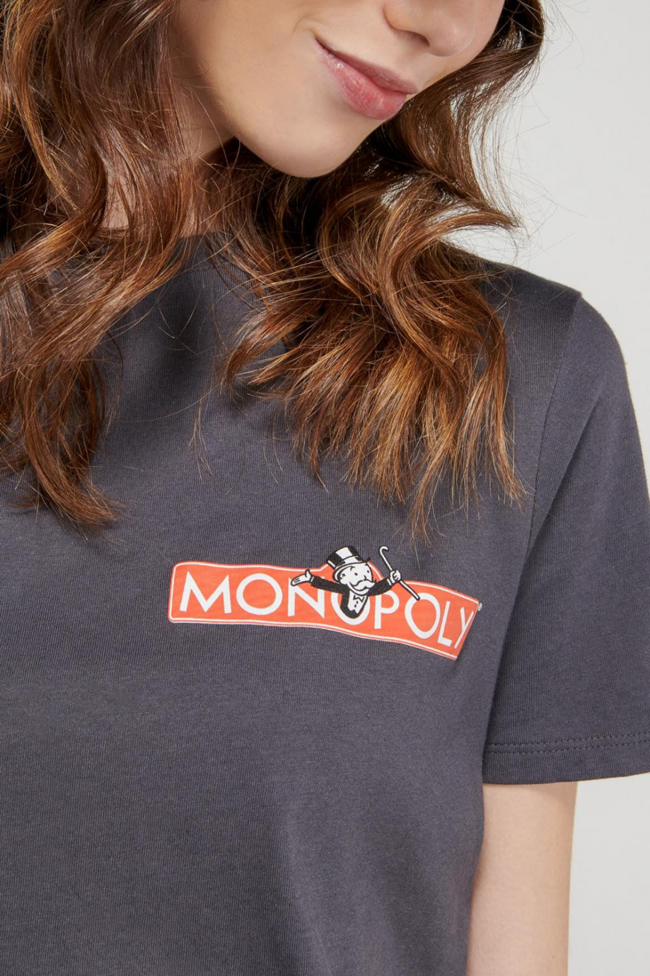 Camiseta manga corta gris intensa con estampado de Monopolio