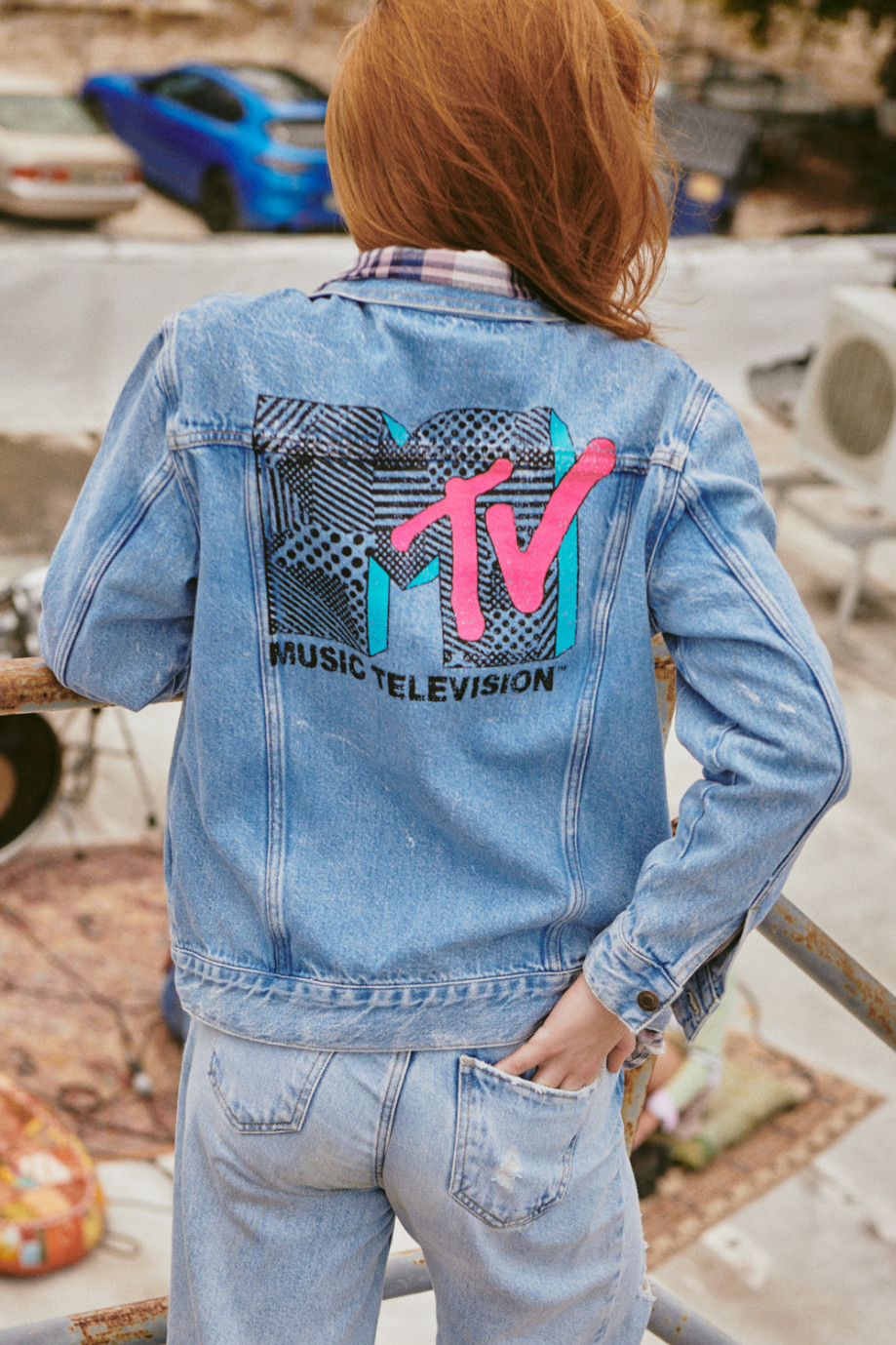 Chaqueta azul clara de jean oversize con diseño posterior de MTV