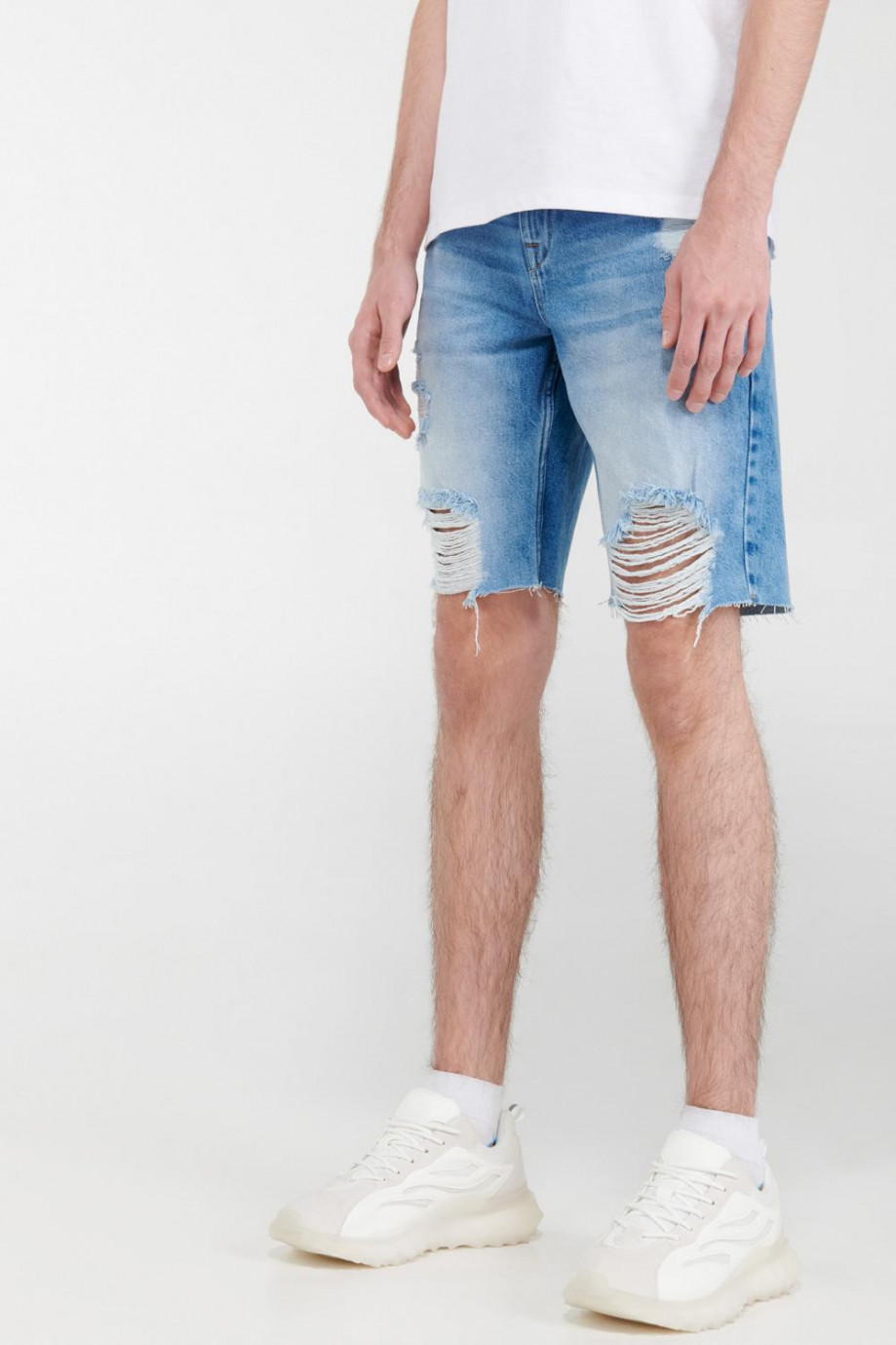 Bermuda en jean azul oscuro con rotos y deshilado en mangas