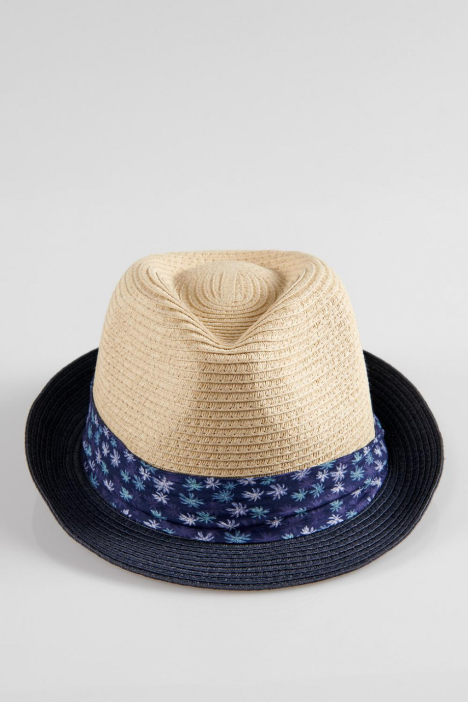 Sombrero tejido crema claro con cinta y ala corta en contraste