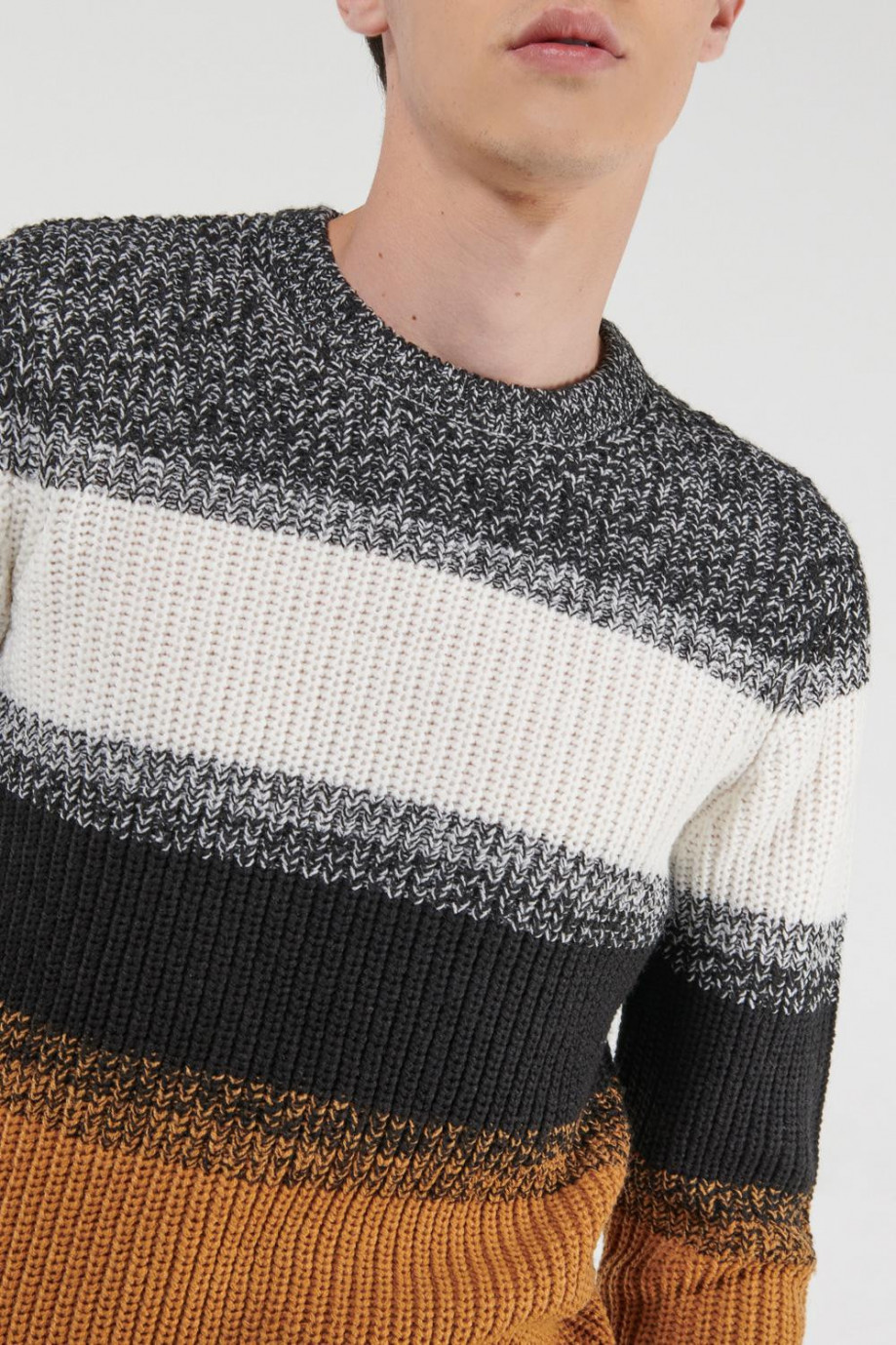 Suéter cuello redondo con rayas