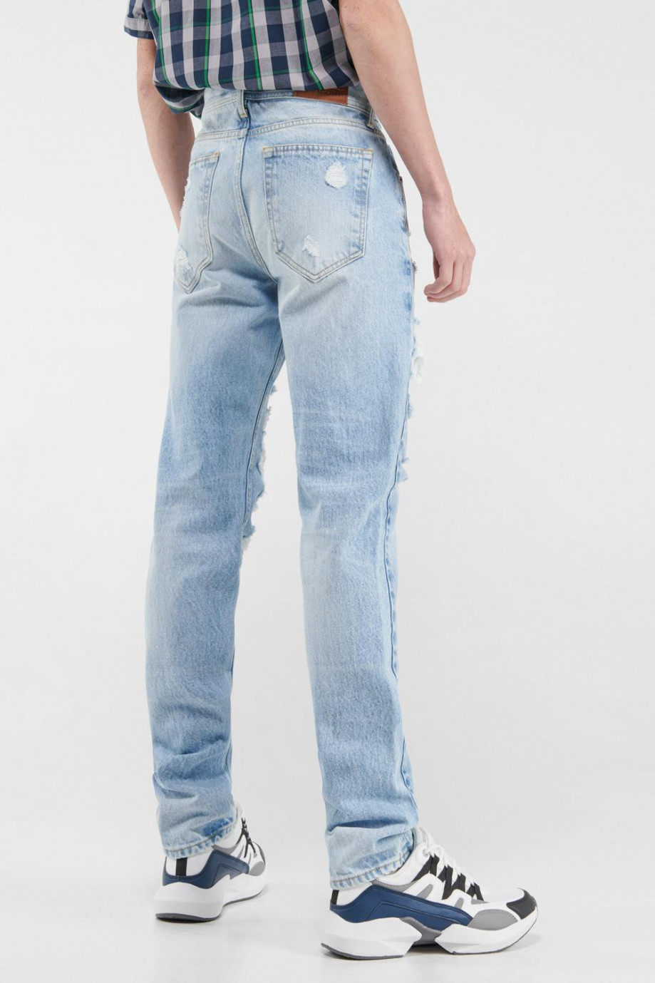 Jean skinny azul medio con rotos y detalles en láser